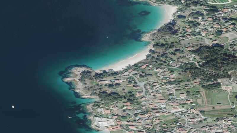 Vista aérea de Playa de Areacova en Cangas, Pontevedra
