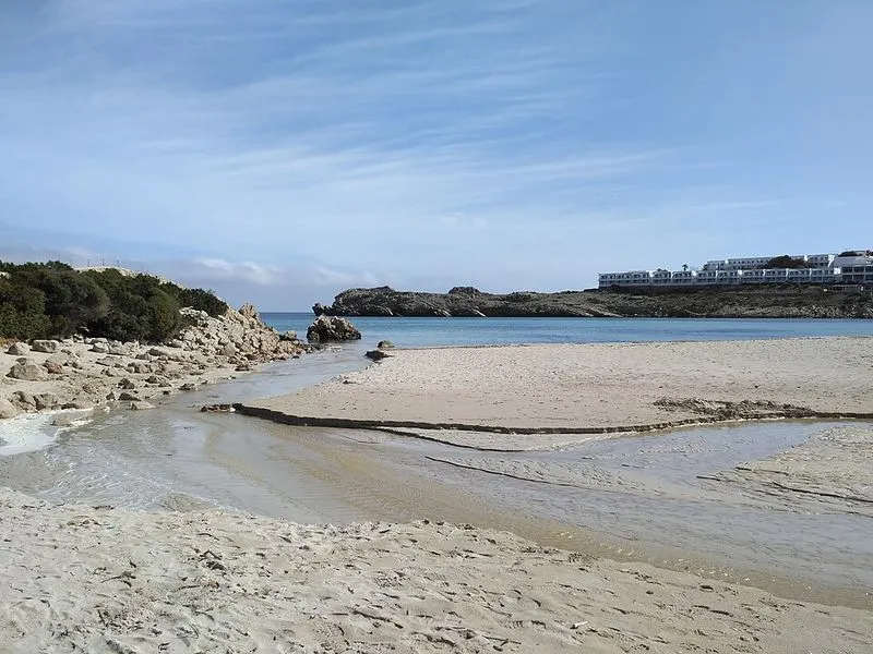 Playa Arenal de S'Olla de Son Saura en Es Mercadal, Islas Baleares — foto 4 de 8