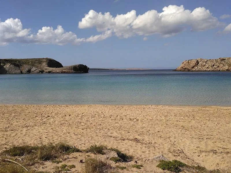 Playa Arenal d'en Castell en Es Mercadal, Islas Baleares — foto 2 de 5