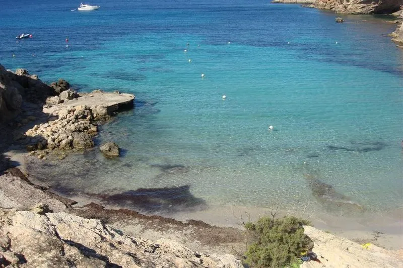 Playa Cala Llentia en Sant Josep de sa Talaia, Islas Baleares — foto 2 de 9
