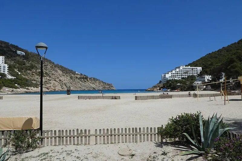 Playa Cala Llonga en Santa Eulalia del Río, Islas Baleares — foto 4 de 5