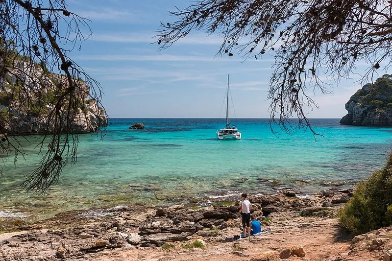 Cala Macarella en Ciutadella de Menorca, Islas Baleares — foto 11 de 14
