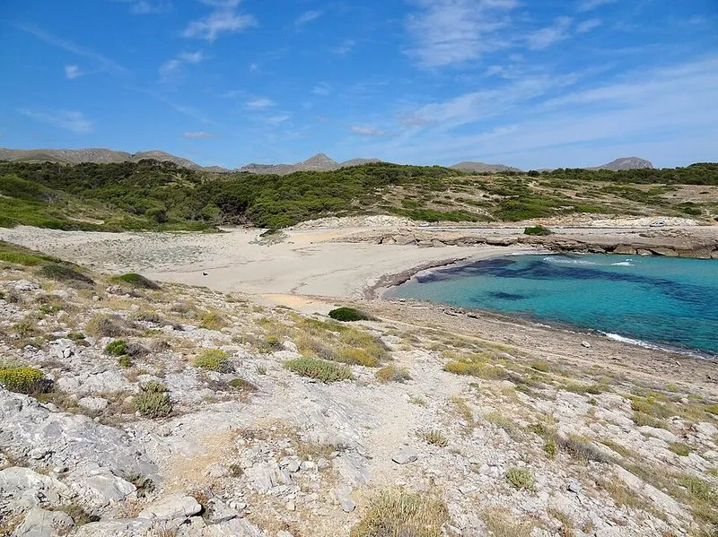 Playa Cala Mitjana en Ferreries, Islas Baleares — foto 3 de 10