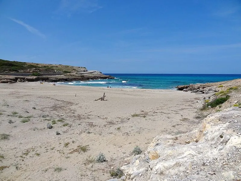 Playa Cala Mitjana en Ferreries, Islas Baleares — foto 5 de 10