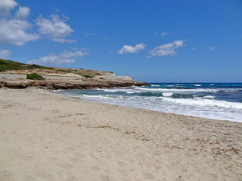 Playa Cala Mitjana en Ferreries, Islas Baleares — foto 9 de 10