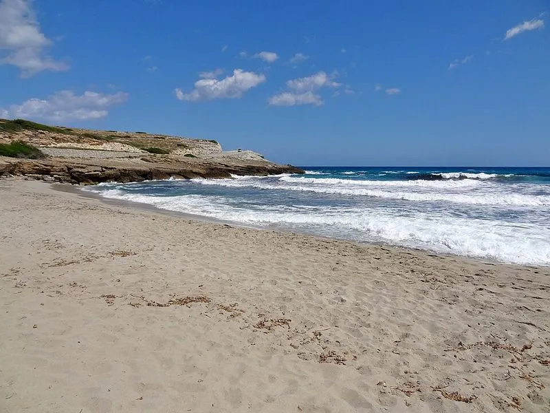 Playa Cala Mitjana en Ferreries, Islas Baleares — foto 10 de 10