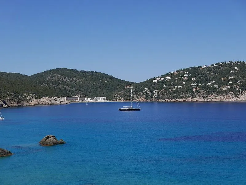 Playa Cala San Vicente en Sant Joan de Labritja, Islas Baleares — foto 3 de 7