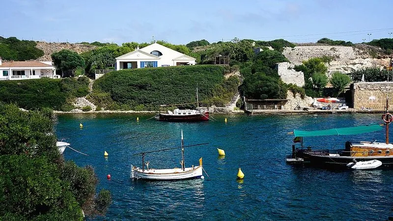 Cala Sant Esteve en Es Castell, Islas Baleares — foto 4 de 6