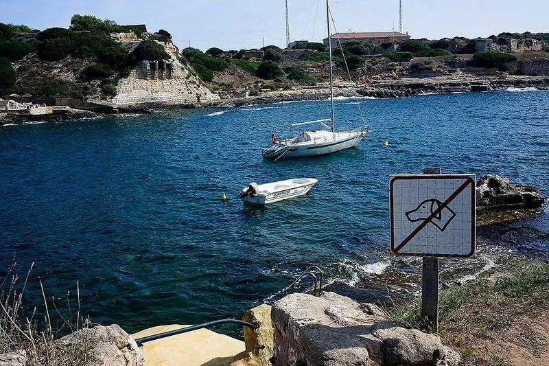 Cala Sant Esteve en Es Castell, Islas Baleares — foto 6 de 6