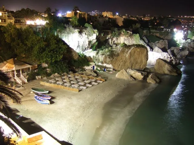 Playa Calahonda en Nerja, Málaga — foto 3 de 5