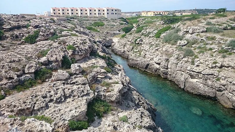 Playa de Cales Piques en Ciutadella de Menorca, Islas Baleares — foto 2 de 2