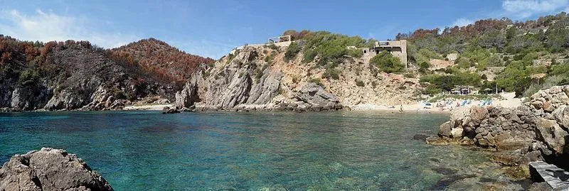 Playa Caló d'En Serra en Sant Joan de Labritja, Islas Baleares — foto 3 de 5