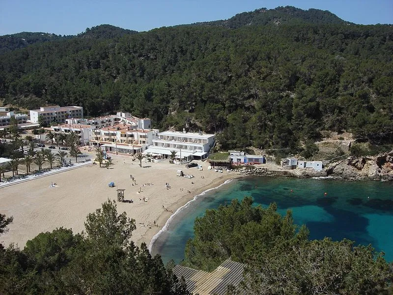 Caló d'Es Moltons en Sant Joan de Labritja, Islas Baleares — foto 2 de 2