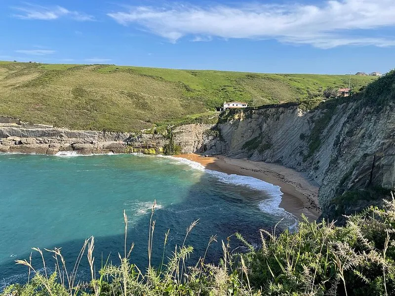 Playa Covachos en Santa Cruz de Bezana, Cantabria — foto 4 de 10