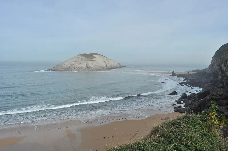 Playa Covachos en Santa Cruz de Bezana, Cantabria — foto 9 de 10