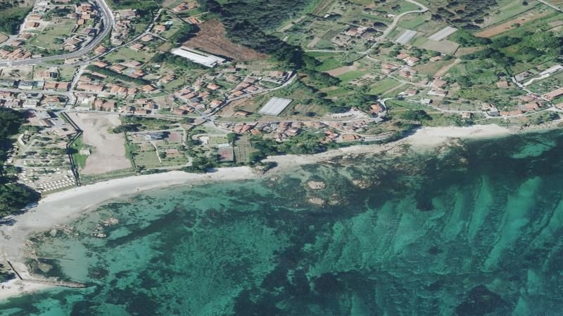 Vista aérea de Playa Da Mona en Moaña, Pontevedra