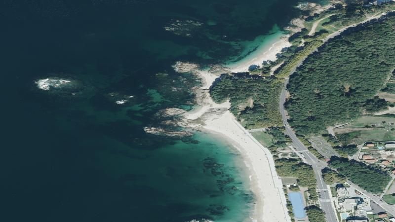Vista aérea de Playa de Do Cocho das Dornas en Vigo, Pontevedra