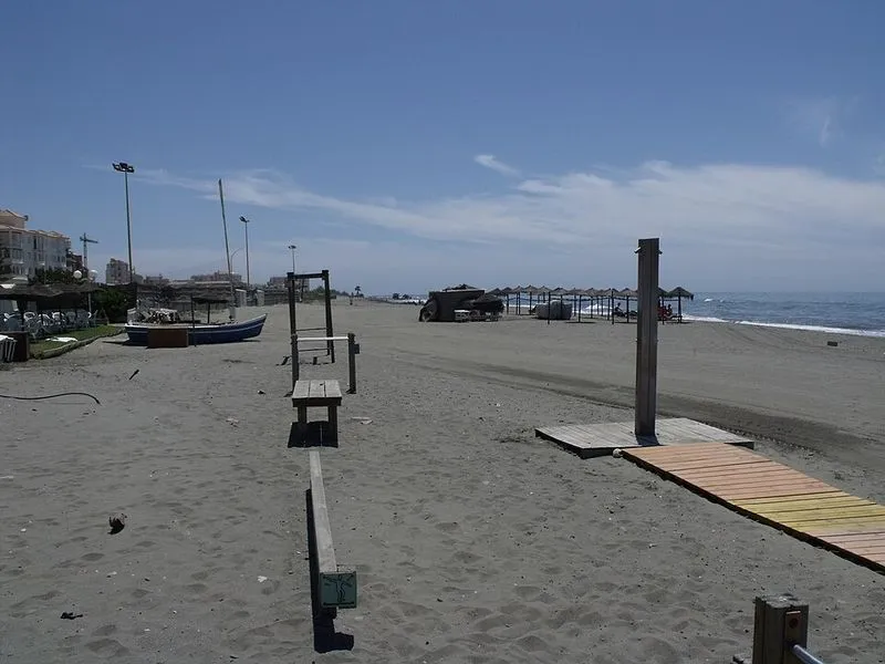 Playa El Cenicero en Torrox, Málaga — foto 2 de 3