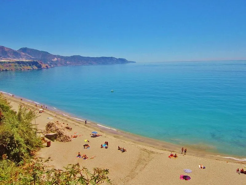 Playa El Chorrillo en Nerja, Málaga — foto 2 de 2