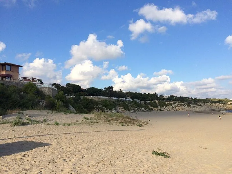 Playa del Far de Sant Cristófol en Vilanova i la Geltrú, Barcelona — foto 4 de 5