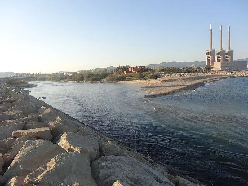 Playa El Fórum en Sant Adrià de Besòs, Barcelona — foto 5 de 6