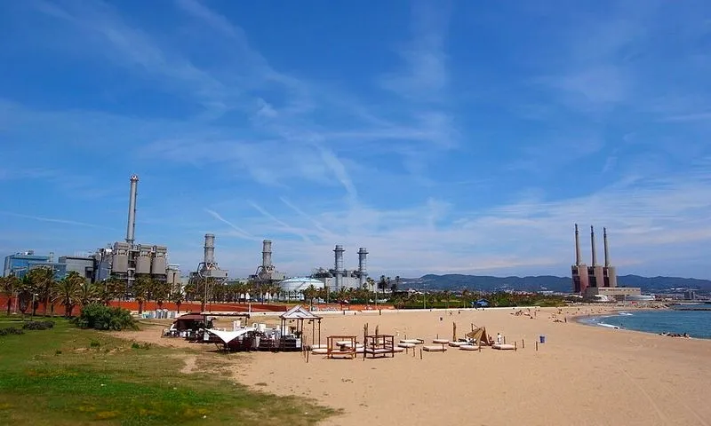 Playa El Fórum en Sant Adrià de Besòs, Barcelona — foto 3 de 6