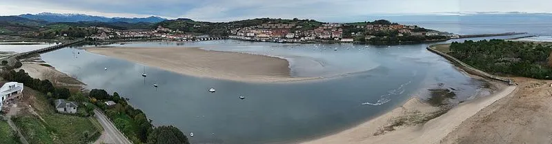 Playa El Tostadero en San Vicente de la Barquera, Cantabria — foto 2 de 4
