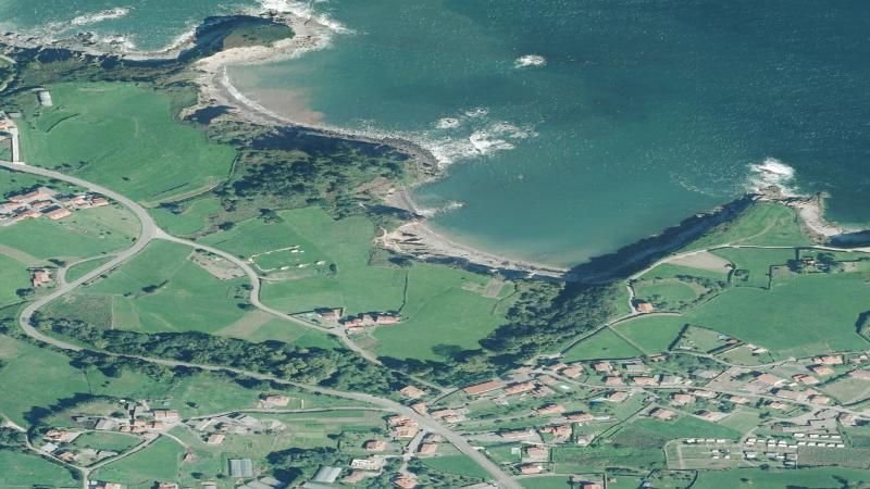 Vista aérea de Playa de Gargantera en Gozón, Asturias