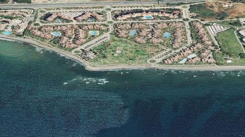 Vista aérea de Playa Guadalmansa en Estepona, Málaga