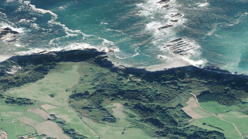 Vista aérea de Playa de Gueirúa en Cudillero, Asturias