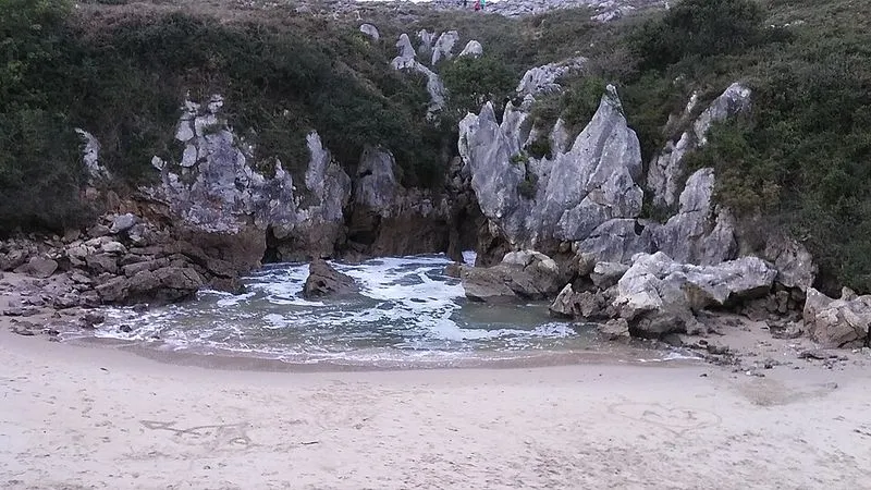 Playa de Gulpiyuri en Llanes, Asturias — foto 2 de 9