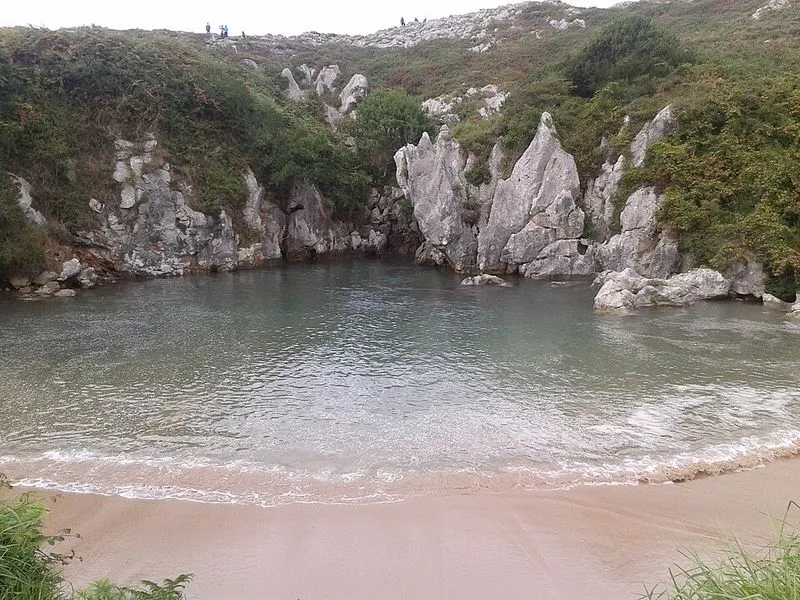 Playa de Gulpiyuri en Llanes, Asturias — foto 6 de 9