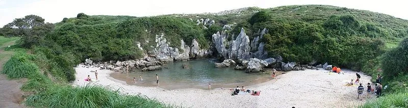 Playa de Gulpiyuri en Llanes, Asturias — foto 3 de 9