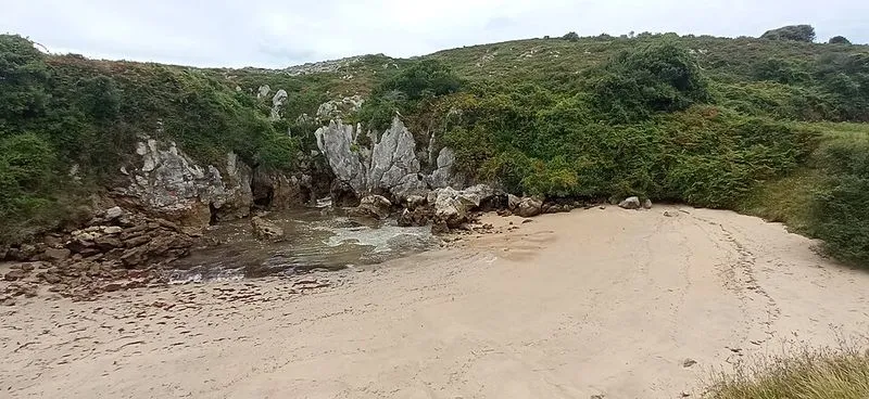 Playa de Gulpiyuri en Llanes, Asturias — foto 5 de 9