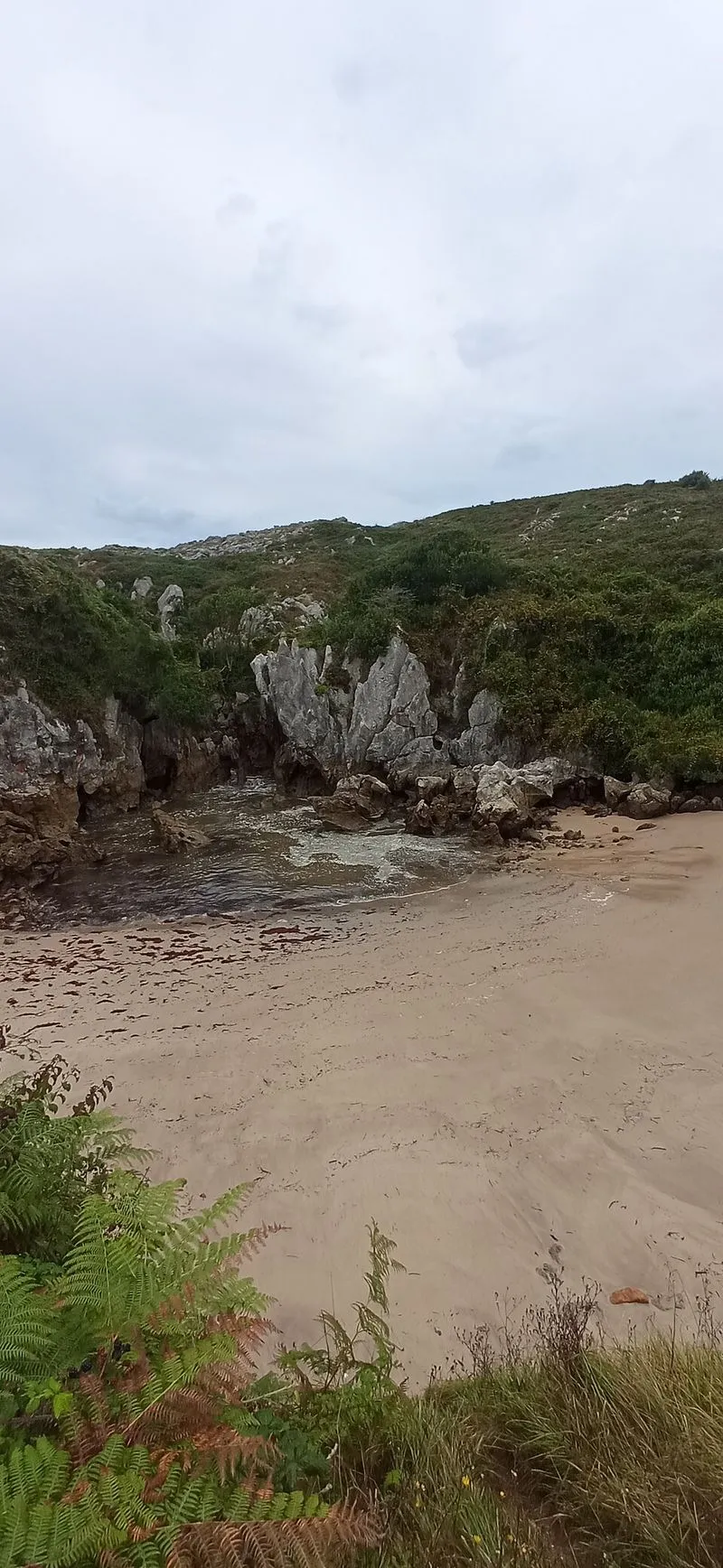 Playa de Gulpiyuri en Llanes, Asturias — foto 9 de 9