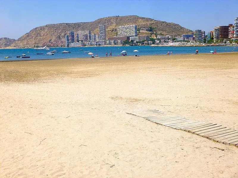 Playa La Almadraba en Alacant/Alicante, Alicante — foto 2 de 3