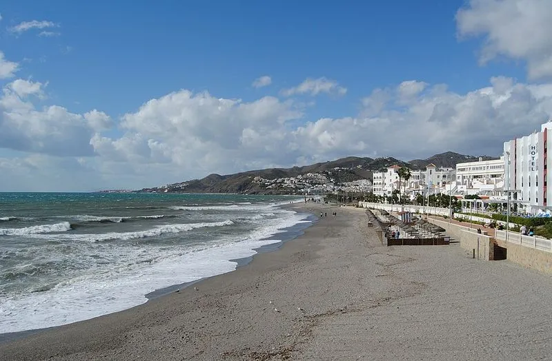 Playa La Caletilla en Nerja, Málaga — foto 5 de 5