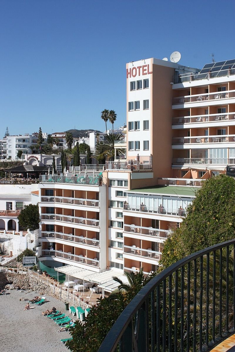 Playa La Caletilla en Nerja, Málaga