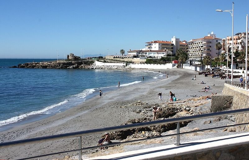 Playa La Torrecilla en Nerja, Málaga