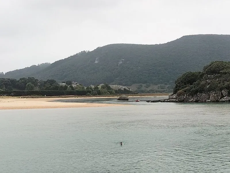 Playa Los Franceses en Arnuero, Cantabria — foto 2 de 4