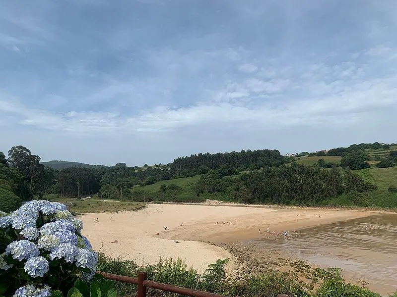 Playa Luaña en Alfoz de Lloredo, Cantabria — foto 3 de 4