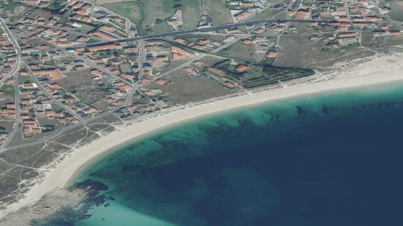 Vista aérea de Playa de O Castro en Ribeira, A Coruña
