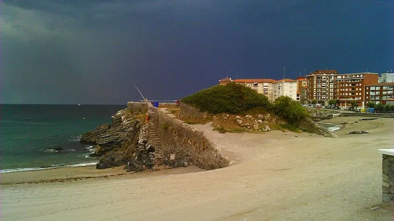 Playa de Ostende en Castro-Urdiales, Cantabria — foto 3 de 4