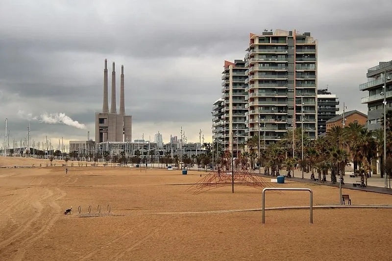 Playa Platja del Pont de Petroli en Badalona, Barcelona — foto 2 de 10