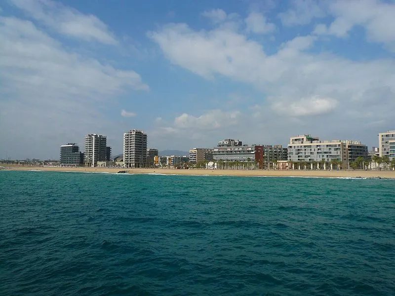 Playa Platja del Pont de Petroli en Badalona, Barcelona — foto 5 de 10