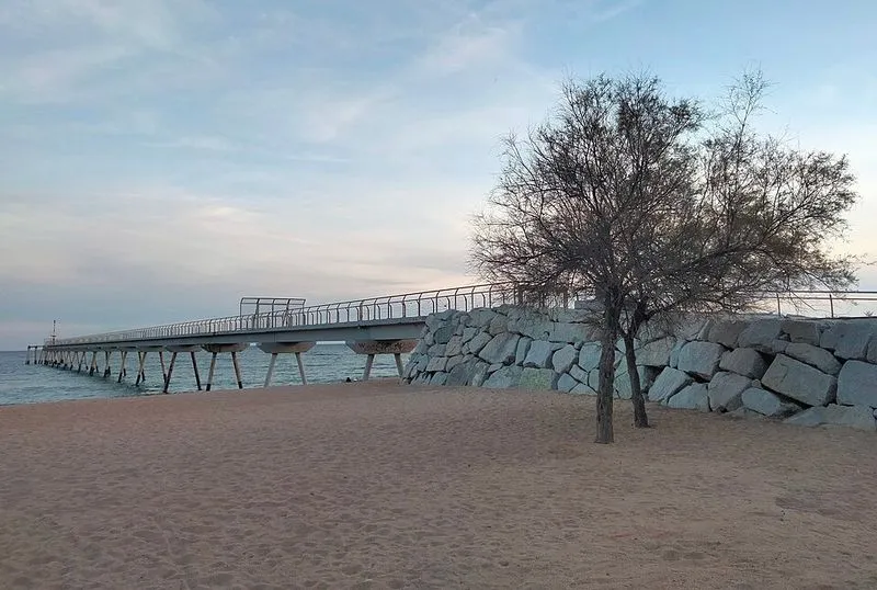 Playa Platja del Pont de Petroli en Badalona, Barcelona — foto 9 de 10