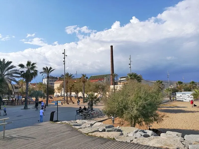 Playa Platja del Pont de Petroli en Badalona, Barcelona — foto 10 de 10