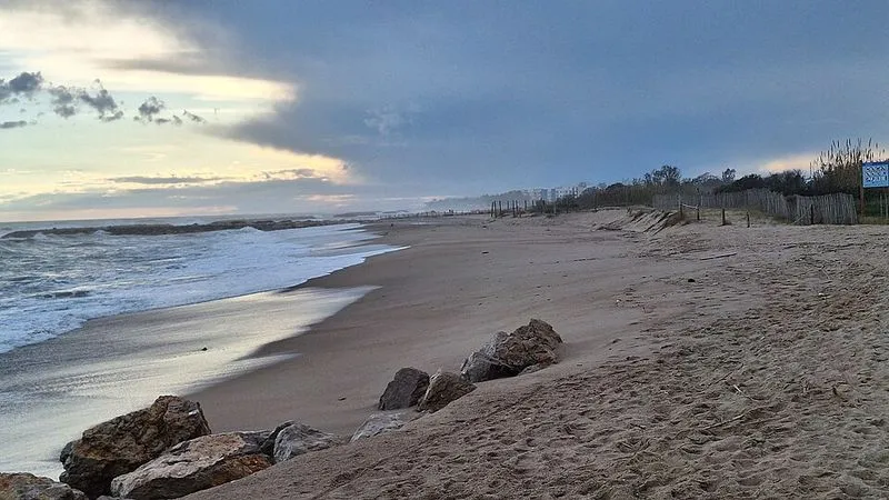 Playa Platja Llarga d'Ibersol en Vilanova i la Geltrú, Barcelona — foto 5 de 6