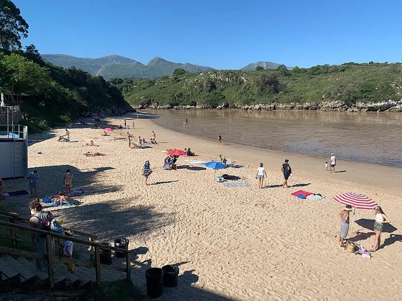 Playa Poo en Llanes, Asturias — foto 2 de 5