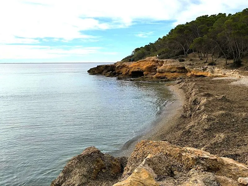 Playa de Port Olivet en L'Ametlla de Mar, Tarragona — foto 3 de 6